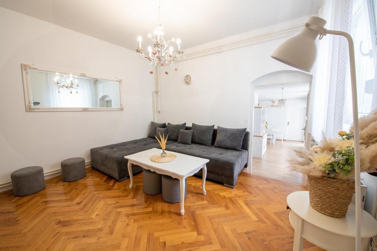 Goodlife Holiday House - Family & Friends Pozega Buitenkant foto